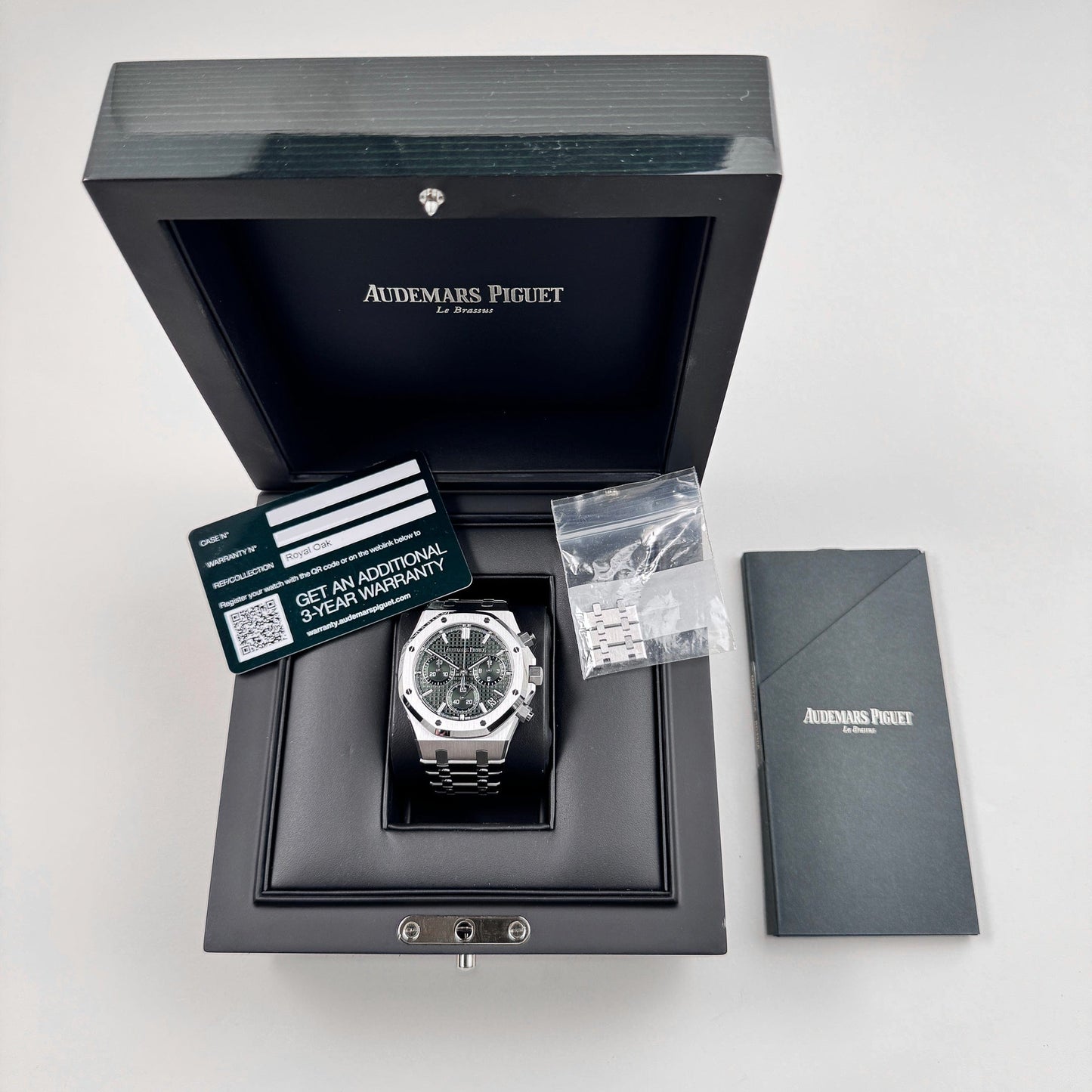 Audemars Piguet Royal Oak 26240ST.OO.1320ST.04 Selfwinding Chronograph '50th Anniversary' Stainless Steel Khaki Green Dial (2022)